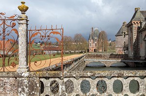 GRILLE D'HONNEUR EN FER FORGE DU CHATEAU ET CHATELET D'ENTREE DU XVI SIECLE, CHATEAU DE CARROUGES, EN BRIQUES ROUGES CONSTRUIT ENTRE LE XIV EME ET LE XVI EME SIECLE, CARROUGES (61), FRANCE 