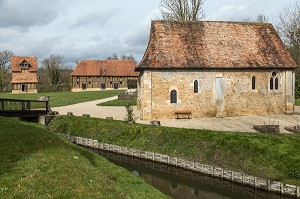 DOUVES DU CHATEAU AVEC LA CHAPELLE DU XII EME, FERME DU XVI EME SIECLE ET COLOMBIER DU XV EME SIECLE, CHATEAU DE CREVECOEUR, CREVECOEUR-EN-AUGE (14), FRANCE 