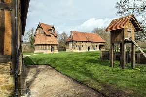 FERME ET COLOMBIER DU XV ET XVI EME SIECLE, CHATEAU DE CREVECOEUR, CREVECOEUR-EN-AUGE (14), FRANCE 