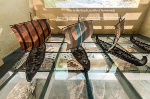 SALLE DES MAQUETTES AVEC LES BATEAUX VIKING (DRAKKARS), CHATEAU GUILLAUME-LE-CONQUERANT DU XII ET XIII EME SIECLE, FALAISE (14), FRANCE 