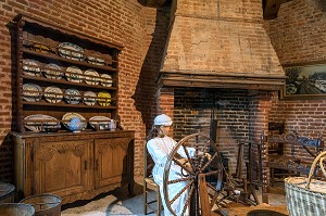 LA TOURELLE DU PAYS DE CAUX AVEC LE METIER A TISSER, CHATEAU DE MARTAINVILLE DU XV EME SIECLE, MARTAINVILLE-EPREVILLE (76), FRANCE 