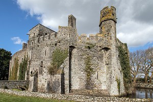 CHATEAU DE PIROU DU XII EME SIECLE (50), FRANCE 