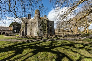 CHATEAU DE PIROU DU XII EME SIECLE (50), FRANCE 