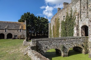 LE PONT DE LA PORTE D'ENTREE DU CHATEAU DE PIROU DU XII EME SIECLE (50), FRANCE 