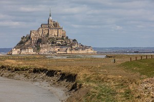 EMBOUCHURE DE LA RIVIERE LE COUESNON DEVANT L'ABBAYE DU MONT-SAINT-MICHEL (50), FRANCE 