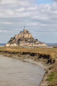 EMBOUCHURE DE LA RIVIERE LE COUESNON DEVANT L'ABBAYE DU MONT-SAINT-MICHEL (50), FRANCE 