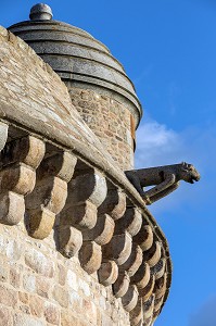 GARGOUILLE SUR LA TOUR D'ENCEINTE DE L'ABBAYE DU MONT-SAINT-MICHEL (50), FRANCE 