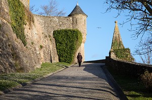 CHEMIN DE RONDE POUR ACCEDER A L'ABBAYE DU MONT-SAINT-MICHEL (50), FRANCE 