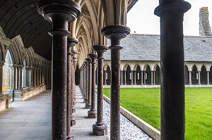 CLOITRE DU XII EME SICLE AVEC SES COLONNETTES EN QUINCONCE RELIEES PAR DES ARCS EN PIERRE DE CAEN SCULPTEES DE BAS-RELIEF, ABBAYE DU MONT-SAINT-MICHEL (50), FRANCE 