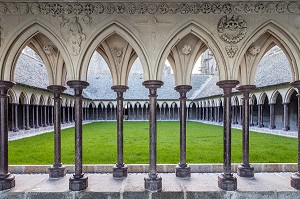 CLOITRE DU XII EME SICLE AVEC SES COLONNETTES EN QUINCONCE RELIEES PAR DES ARCS EN PIERRE DE CAEN SCULPTEES DE BAS-RELIEF, ABBAYE DU MONT-SAINT-MICHEL (50), FRANCE 