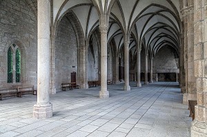 LA SALLE DES HOTES DU XII EME SIECLE AVEC SES GRANDES CHEMINEES, ABBAYE DU MONT-SAINT-MICHEL (50), FRANCE 