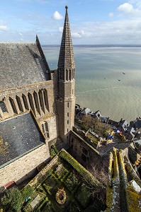 LES GARGOUILLES A L'EXTERIEUR DU CHENEAU DU CHOEUR GOTHIQUE ET VUE SUR LE REFECTOIRE, ABBAYE DU MONT-SAINT-MICHEL (50), FRANCE 