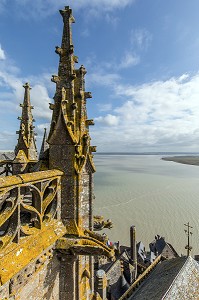 PINACLES DU CHOEUR GOTHIQUE AVEC VUE SUR LA BAIE, ABBAYE DU MONT-SAINT-MICHEL (50), FRANCE 