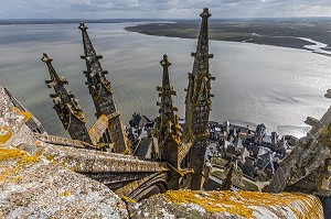 PINACLES DU CHOEUR GOTHIQUE AVEC VUE SUR LA BAIE, ABBAYE DU MONT-SAINT-MICHEL (50), FRANCE 