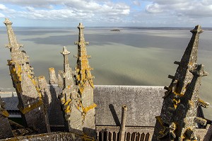 PINACLES DU CHOEUR GOTHIQUE AVEC VUE SUR LA BAIE, ABBAYE DU MONT-SAINT-MICHEL (50), FRANCE 