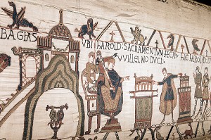 GUILLAUME EN TRONE A BAYEUX (BAGIAS) QUI FAIT PRETER SERMENT A HAROLD SUR LES RELIQUES PRECIEUSES DE SON ACCEPTATION DU TRONE AVANT DE RETOURNER EN ANGLETERRE, TAPISSERIE DE BAYEUX  DE 1077 INSCRITE AU REGISTRE MEMOIRE DU MONDE PAR L'UNESCO, FRANCE 