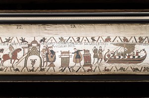 GUILLAUME EN TRONE A BAYEUX (BAGIAS) QUI FAIT PRETER SERMENT A HAROLD SUR LES RELIQUES PRECIEUSES DE SON ACCEPTATION DU TRONE AVANT DE RETOURNER EN ANGLETERRE, TAPISSERIE DE BAYEUX  DE 1077 INSCRITE AU REGISTRE MEMOIRE DU MONDE PAR L'UNESCO, FRANCE 
