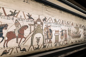 GUILLAUME EN TRONE A BAYEUX (BAGIAS) QUI FAIT PRETER SERMENT A HAROLD SUR LES RELIQUES PRECIEUSES DE SON ACCEPTATION DU TRONE AVANT DE RETOURNER EN ANGLETERRE, TAPISSERIE DE BAYEUX  DE 1077 INSCRITE AU REGISTRE MEMOIRE DU MONDE PAR L'UNESCO, FRANCE 