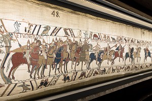 APRES LE DEBARQUEMENT DES TROUPES DE GUILLAUME EN ANGLETERRE, DEPART DE LA CAVALERIE VERS HASTINGS, TAPISSERIE DE BAYEUX  DE 1077 INSCRITE AU REGISTRE MEMOIRE DU MONDE PAR L'UNESCO, FRANCE 