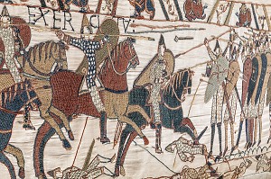 DETAIL DE LA SANGLANTE BATAILLE D'HASTINGS (ARCHERS ANGLAIS CONTRE CAVALIERS NORMANDS), TAPISSERIE DE BAYEUX  DE 1077 INSCRITE AU REGISTRE MEMOIRE DU MONDE PAR L'UNESCO, FRANCE 