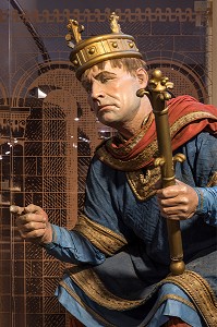STATUE EN COULEUR DE GUILLAUME LE CONQUERANT COURONNE ROI D'ANGLETERRE SUR SON TRONE, MUSEE DE LA TAPISSERIE DE BAYEUX (14), FRANCE 