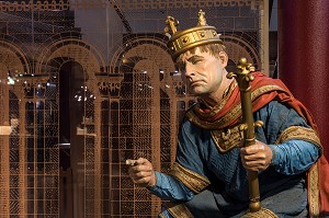 STATUE EN COULEUR DE GUILLAUME LE CONQUERANT COURONNE ROI D'ANGLETERRE SUR SON TRONE, MUSEE DE LA TAPISSERIE DE BAYEUX (14), FRANCE 