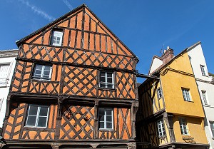 MAISONS A COLOMBAGES A ENCORBELLEMENT DU XV EME SIECLE, GRANDE RUE MAURICE-VIOLLETTE, VILLE DE DREUX, EURE-ET-LOIR (28), FRANCE 