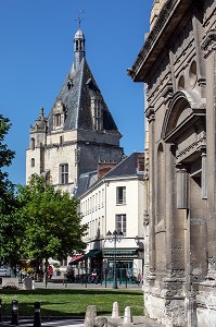 FACADE DU BEFFROI ET EGLISE SAINT-PIERRE, ANCIEN HOTEL DE VILLE DU XVI EME SIECLE FINI EN 1537, VILLE DE DREUX, EURE-ET-LOIR (28), FRANCE 