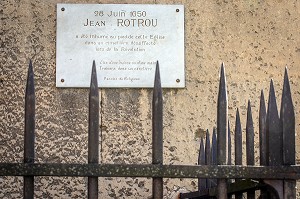 PLAQUE RETRACANT L'INHUMATION DE JEAN ROTROU LE 28 JUIN 1650 AU PIED DE EGLISE SAINT-PIERRE, PLACE METEZEAU, VILLE DE DREUX, EURE-ET-LOIR (28), FRANCE 