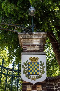 BLASON DE LA VILLE A L'ENTREE DU PARC DE LA MAIRIE, VILLE DE DREUX, EURE-ET-LOIR (28), FRANCE 