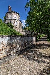 ENTREE DE LA CHAPELLE ROYALE, CHEMIN DE RONDE MEDIEVAL AUTOUR DE L'ANCIEN CHATEAU, VILLE DE DREUX, EURE-ET-LOIR (28), FRANCE 