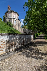 ENTREE DE LA CHAPELLE ROYALE, CHEMIN DE RONDE MEDIEVAL AUTOUR DE L'ANCIEN CHATEAU, VILLE DE DREUX, EURE-ET-LOIR (28), FRANCE 