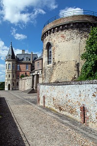 TOUR DU XVI EME SIECLE ET EDIFICE DU XIX EME SIECLE, CHEMIN DE RONDE MEDIEVAL AUTOUR DE L'ANCIEN CHATEAU, VILLE DE DREUX, EURE-ET-LOIR (28), FRANCE 