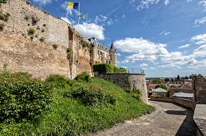 FORTIFICATIONS ET CHEMIN DE RONDE MEDIEVAL AUTOUR DE L'ANCIEN CHATEAU AVEC VUE SUR LA VILLE, VILLE DE DREUX, EURE-ET-LOIR (28), FRANCE 