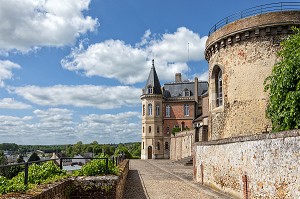 TOUR DU XVI EME SIECLE ET EDIFICE DU XIX EME SIECLE, CHEMIN DE RONDE MEDIEVAL AUTOUR DE L'ANCIEN CHATEAU, VILLE DE DREUX, EURE-ET-LOIR (28), FRANCE 