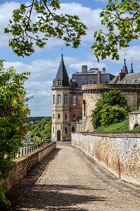 TOUR DU XVI EME SIECLE ET EDIFICE DU XIX EME SIECLE, CHEMIN DE RONDE MEDIEVAL AUTOUR DE L'ANCIEN CHATEAU, VILLE DE DREUX, EURE-ET-LOIR (28), FRANCE 