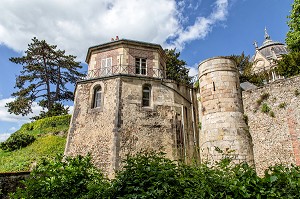 CHEMIN DE RONDE MEDIEVAL AUTOUR DE L'ANCIEN CHATEAU, CHAPELLE ROYALE, VILLE DE DREUX, EURE-ET-LOIR (28), FRANCE 