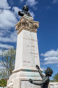 STATUE EN HOMMAGE A LOUIS TERRIER (1854-1895), EX MAIRE DE DREUX, PLACE DE LA GARE, VILLE DE DREUX, EURE-ET-LOIR (28), FRANCE 