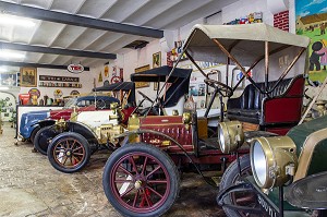 DIFFERENTS TYPES DE VEHICULES ANCIENS, MUSEE RETRO MOBILE DROUAIS, DREUX, EURE-ET-LOIR (28), FRANCE 