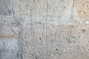 GRAFFITI ANCIEN D'UNE GRAVURE DE BATEAU REALISE PAR DES CHARPENTIER DE LA MARINE ROYALE, BEFFROI, ANCIEN HOTEL DE VILLE DU XVI EME SIECLE FINI EN 1537, VILLE DE DREUX, EURE-ET-LOIR (28), FRANCE 