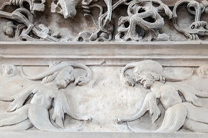 DETAIL DE LA CHEMINEE DU PREMIER ETAGE, ORNEMENT RENAISSANCE AVEC DES ANIMAUX ETRANGES ET TETES GROTESQUES ILLUSTRANT LA DECOUVERTE DU NOUVEAU MONDE, BEFFROI, ANCIEN HOTEL DE VILLE DU XVI EME SIECLE, DREUX, EURE-ET-LOIR, FRANCE 