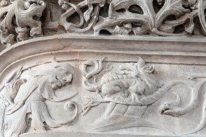 DETAIL DE LA CHEMINEE DU PREMIER ETAGE, ORNEMENT RENAISSANCE AVEC DES ANIMAUX ETRANGES ET TETES GROTESQUES ILLUSTRANT LA DECOUVERTE DU NOUVEAU MONDE, BEFFROI, ANCIEN HOTEL DE VILLE DU XVI EME SIECLE, DREUX, EURE-ET-LOIR, FRANCE 