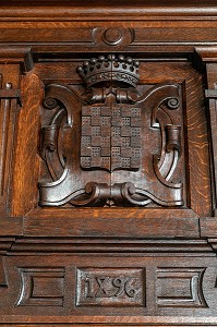 BLASON DE LA VILLE DE DREUX SUR LA PORTE DU PREMIER ETAGE, BEFFROI, ANCIEN HOTEL DE VILLE DU XVI EME SIECLE FINI EN 1537, VILLE DE DREUX, EURE-ET-LOIR (28), FRANCE 