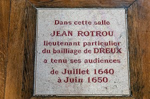 PLAQUE ILLUSTRANT LE PASSAGE DE JEAN DE ROTROU COMME LIEUTENANT PARTICULIER DU BAILLAGE DE DREUX POUR RENDRE LA JUSTICE, BEFFROI, ANCIEN HOTEL DE VILLE DU XVI EME SIECLE FINI EN 1537, VILLE DE DREUX, EURE-ET-LOIR (28), FRANCE 