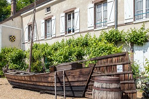 CABOTIERE SAINT-THIBAULT, REPRODUCTION D'UN BATEAU A FOND PLAT POUR LA NAVIGATION SUR LA BLAISE EN DIRECTION DE PARIS POUR L'EXPEDITION DU VIN ET DES CEREALES, ECOMUSEE DES VIGNERONS ET ARTISANS DROUAIS, FLORA GALLICA, DREUX, EURE-ET-LOIR (28), FRANCE 