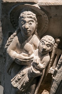 L’ADORATION DES MAGES. LA VIERGE ALLAITANT, CHAPITEAU DE LA COLLEGIALE SAINT-ETIENNE, XIIE SIECLE, CALCAIRE DE VERNON, MUSEE D'ART ET D'HISTOIRE, DREUX, EURE-ET-LOIR, FRANCE, MENTION OBLIGATOIRE : MUSEE D'ART ET D'HISTOIRE, DREUX 