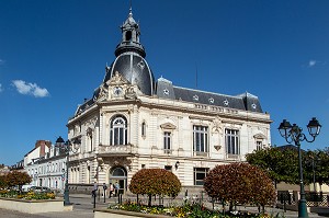HOTEL DE LA CAISSE D'EPARGNE DE LA FIN DU XIX EME SIECLE, 22 PLACE METEZEAU, VILLE DE DREUX, EURE-ET-LOIR (28), FRANCE