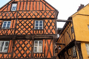 MAISONS A COLOMBAGES A ENCORBELLEMENT DU XV EME SIECLE, 27, GRANDE RUE MAURICE-VIOLLETTE, VILLE DE DREUX, EURE-ET-LOIR (28), FRANCE 