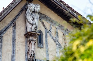 SCULPTURE EN BOIS PEINT D'UN COUPLE SE TENANT LA MAIN, RUE DU MUR, VILLE DE DREUX, EURE-ET-LOIR (28), FRANCE 