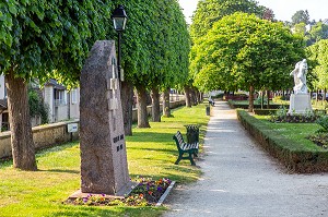 STATUE DE LA FILLE PRODIGUE DE RAOUL VERLET, 1910, SQUARE DE LA REPUBLIQUE, VILLE DE DREUX, EURE-ET-LOIR (28), FRANCE 